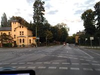 imposante Gebäude, Auf- nahmen während der Fahrt